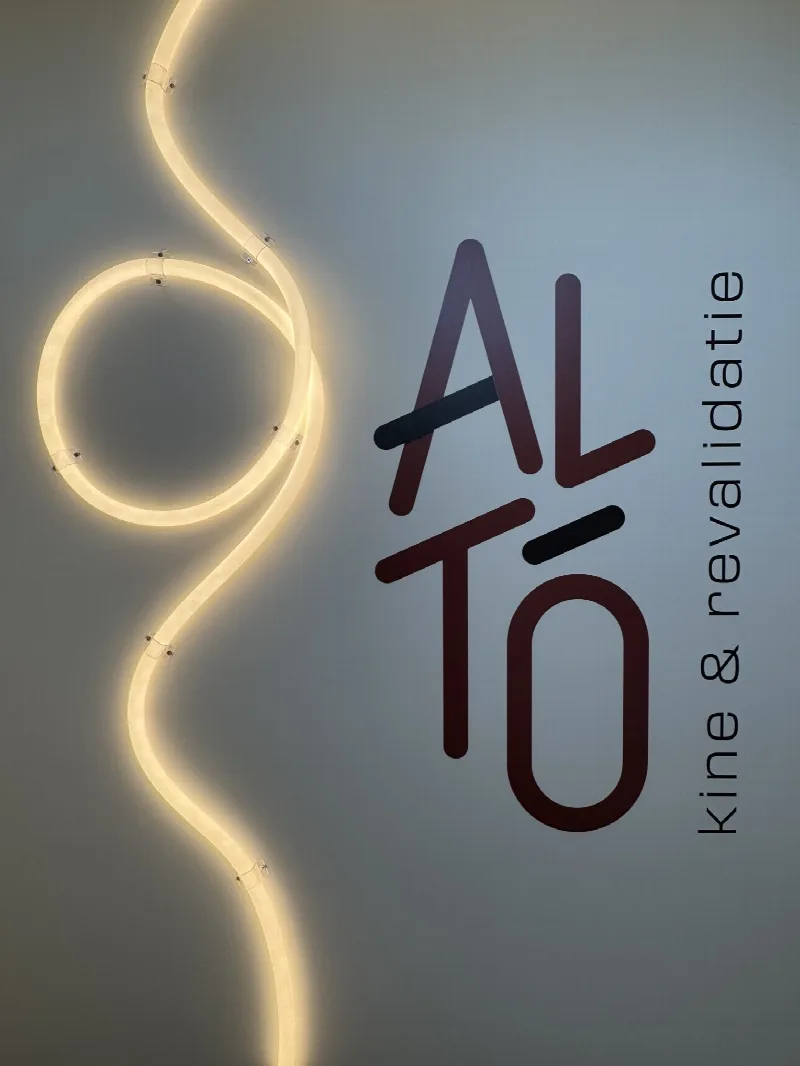 Het Alt&oacute;-logo aan de muur in de praktijk in Hechtel-Eksel